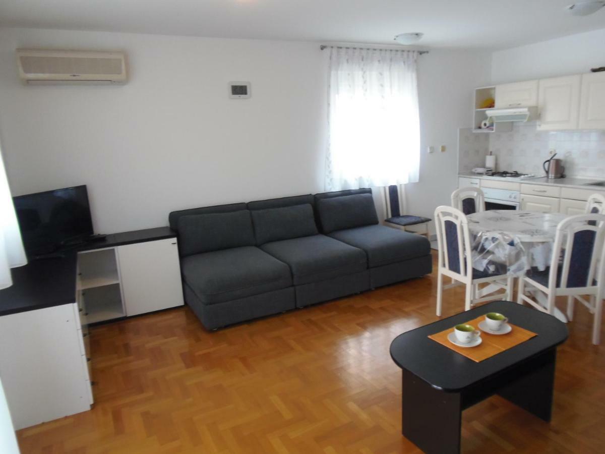 Apartment Dora *