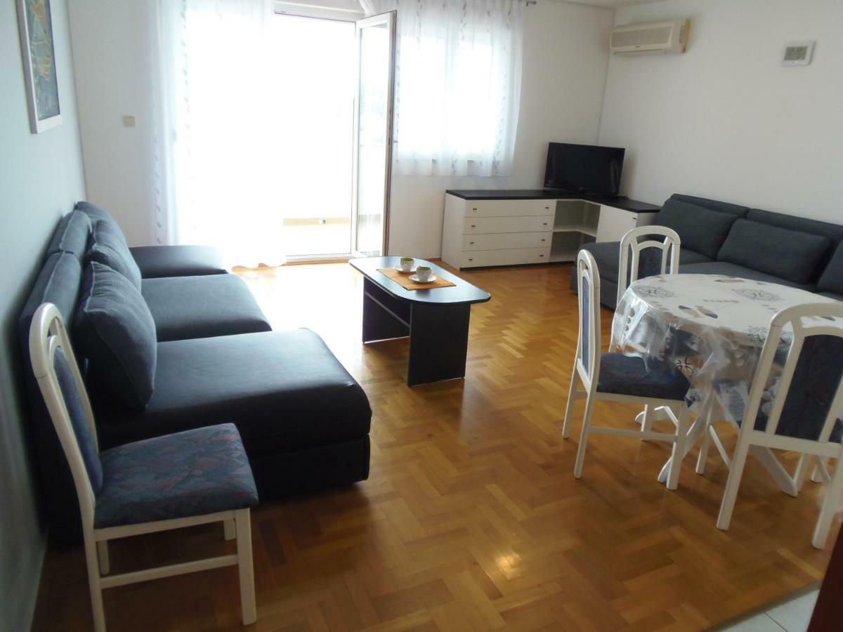 Dora Apartment *