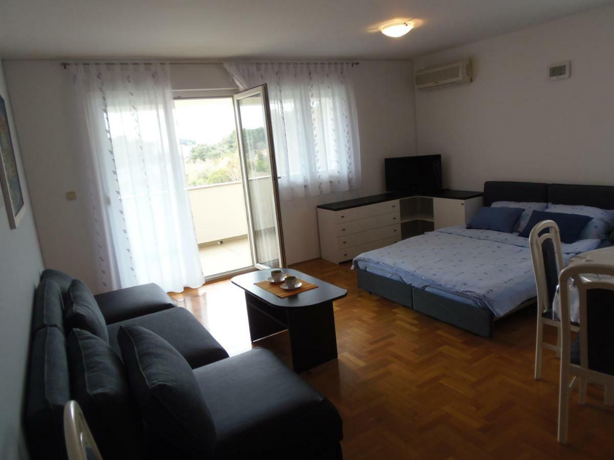 Apartment Dora *